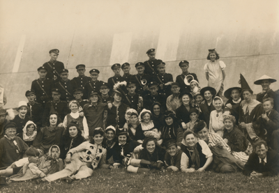 860683 Afbeelding van leden van de harmonievereniging Forssando en van het St. Franciscus Volkstoneel uit Wijk C, ...